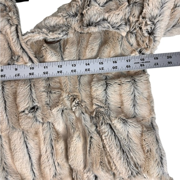 Yoki Jacket Womens Large Cream Faux Rabbit Fur Long Sleeve Button Up SOFT!!! - Picture 13 of 14